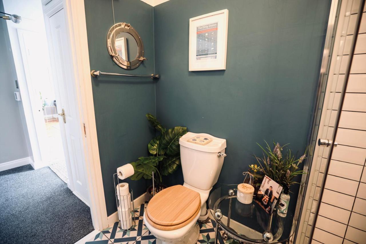 A Stylish 2 Bed Apartment In Cobh Town - Lux Stay Экстерьер фото