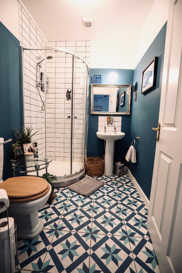 A Stylish 2 Bed Apartment In Cobh Town - Lux Stay Экстерьер фото