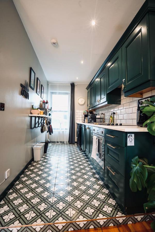A Stylish 2 Bed Apartment In Cobh Town - Lux Stay Экстерьер фото